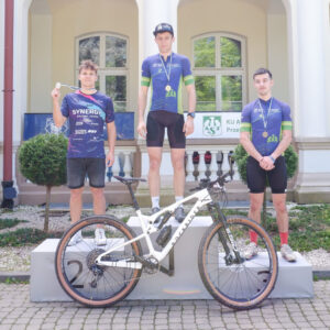 zwycięzcy na podium
