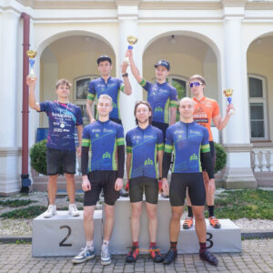 zwycięzcy na podium