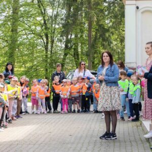 grupa przedszkolaków oraz pracownicy uczelni przed Pałacem Lubomirskich
