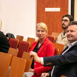 uczestnicy wydarzenia w uczelnianej auli