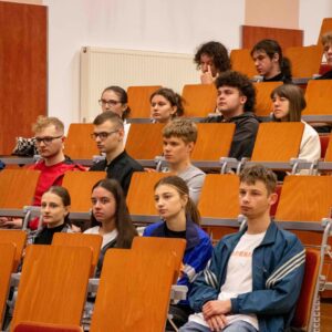 uczestnicy wydarzenia w uczelnianej auli