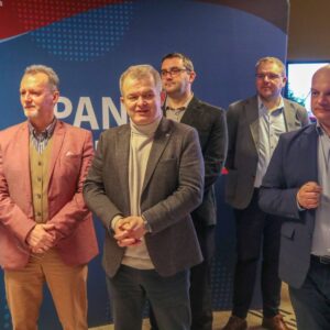 Władze PANS oraz pracownicy Instytutu Nauk Technicznych na tle ścianki PANS