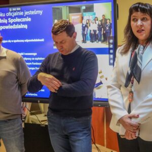 od lewej: mgr inż. Ireneusz Wiech, dr hab. inż. Tomasz Buratowski, prof. PANS oraz dr inż. Wioletta Tomaszewska-Górecka, prof. PANS