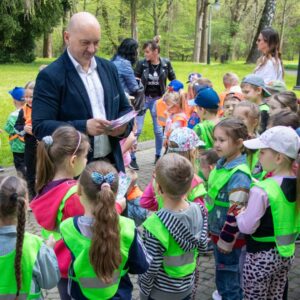 władze uczelni rozdają dzieciom dyplomy i słodycze