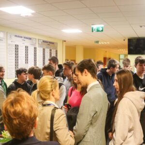 uczniowie i nauczyciele szkół ponadpodstawowych w korytarzu Kolegium Technicznego PANS