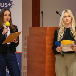 studentki I roku studiów magisterskich projektowania graficznego – Emilia Korczyńska i Katarzyna Walczak