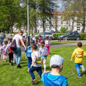 przedszkolaki z opiekunkami spacerują po Parku Lubomirskich