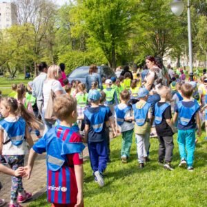 przedszkolaki z opiekunkami spacerują po Parku Lubomirskich