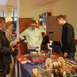 dwóch studentów i dwoje pracowników Instytutu Nauk Technicznych PANS przy stoisku