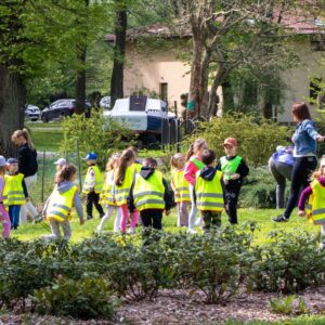 przedszkolaki z opiekunkami spacerują po Parku Lubomirskich
