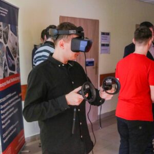 student w okularach VR