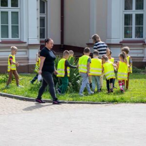 przedszkolaki z opiekunkami spacerują po Parku Lubomirskich