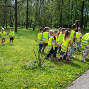 przedszkolaki z opiekunkami spacerują po Parku Lubomirskich