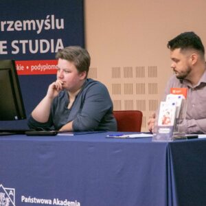 z lewej koordynatorka ds. programu Erasmus+ mgr Patrycja Bereś, z prawej mgr Marcin Sowiński, pracownik Akademickiego Biura Karier