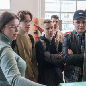 uczniowie i nauczyciele w Stacji Diagnostycznej PANS