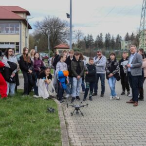 pokaz pilotażu drona przed budynkiem PANS