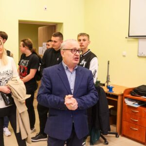 z przodu mgr Lesław Kołcz, wykładowca PANS, za nim uczniowie i nauczyciele szkół ponadpodstawowych