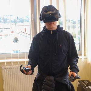 uczeń w okularach VR