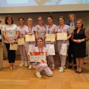 pamiątkowe zdjęcie uczestniczek zawodów oraz opiekunek grup