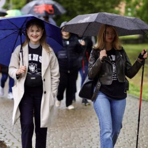 Uczestniczki przemarszu w parku