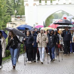 Uczestnicy przemarszu w parku