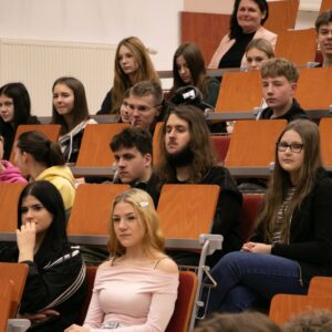 Studenci i uczniowie w auli PANS