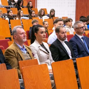 na pierwszym planie władze PANS oraz goście zaproszeni na wydarzenie, z tyłu uczniowie i studenci