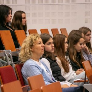 Studenci i uczniowie w auli PANS