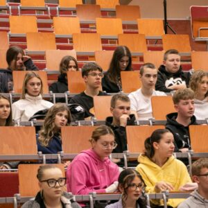 Studenci i uczniowie w auli PANS
