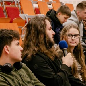 student zadaje pytanie do mikrofonu