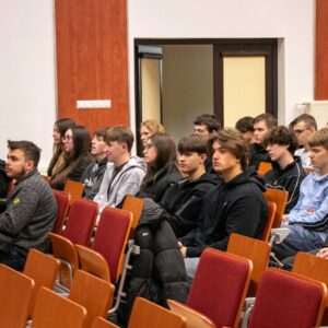 Studenci i uczniowie w auli PANS