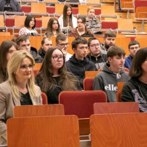 Studenci i uczniowie w auli PANS