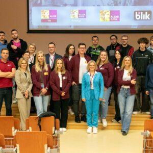 pamiątkowe zdjęcie organizatorów i uczestników na scenie w auli