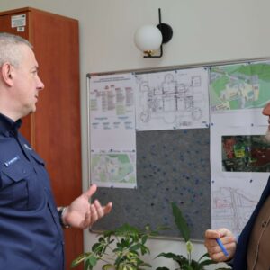 Nadkomisarz KMP oraz Kanclerz rozmawiają w gabinecie Kanclerza