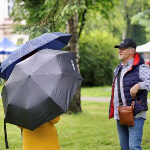 Kanclerz PANS rozmawia z uczestnikami w parku