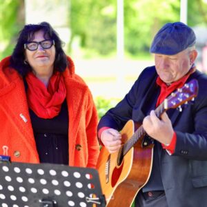 Wokalistka i gitarzysta kapeli Ta Joj