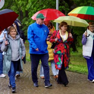 Uczestnicy przemarszu z Wicemarszałkiem Piotrem Pilchem