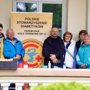 Uczestnicy pikniku przy stoisku Polskiego Koła Diabetyków