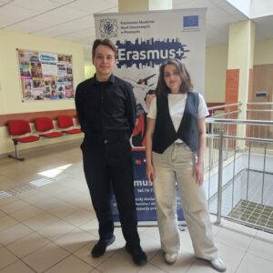 studenci PANS w uczelnianym korytarzu