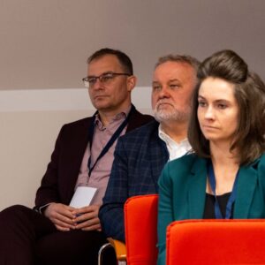 Uczestnicy konferencji słuchają wystąpienia