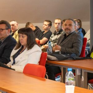 Uczestnicy konferencji słuchają wystąpienia