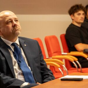 Uczestnicy konferencji słuchają wystąpienia