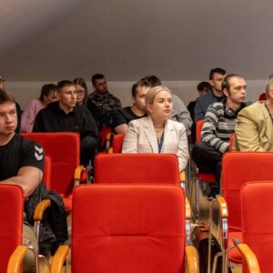 Uczestnicy konferencji słuchają wystąpienia