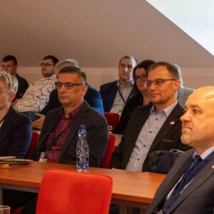 Uczestnicy konferencji słuchają wystąpienia
