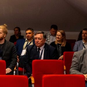 Uczestnicy konferencji słuchają wystąpienia