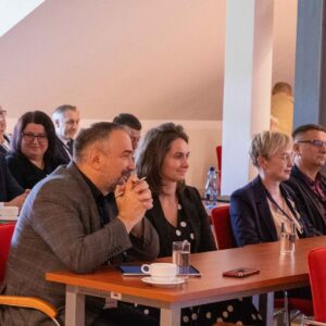 Uczestnicy konferencji słuchają wystąpienia