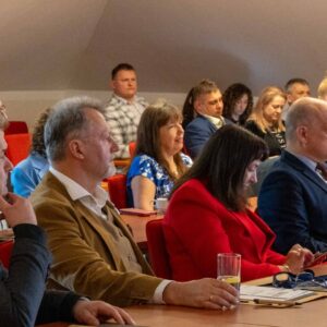Uczestnicy konferencji słuchają wystąpienia, na pierwszym planie Władze PANS
