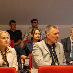 Uczestnicy konferencji słuchają wystąpienia