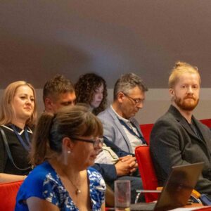 Uczestnicy konferencji słuchają wystąpienia