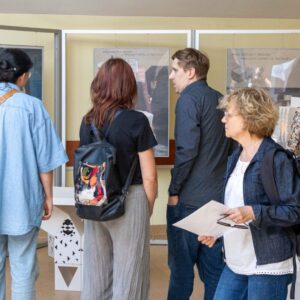 goście podziwiają projekty studentów